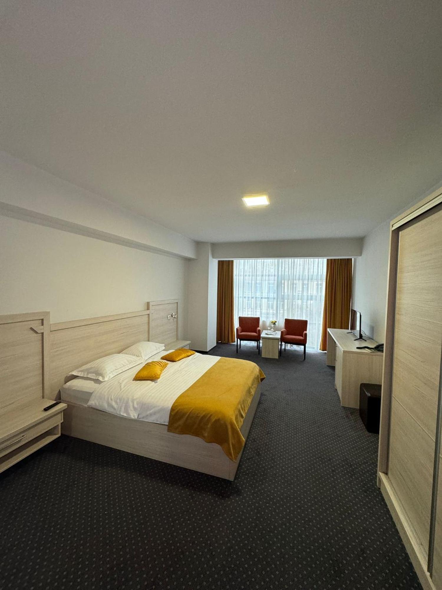 Hotel Yaky Center Piteszti Zewnętrze zdjęcie